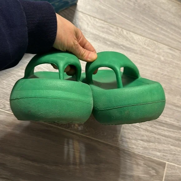 Jeffrey CampbellWomen's Green Chillaxin Platform Thong
Sandal 6 preowned - Picture 5 of 14